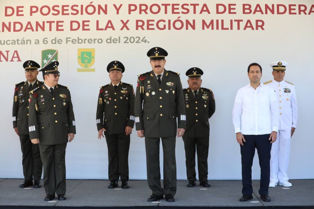 El Gobernador Mauricio Vila Dosal asiste a ceremonia de cambio de mando en la X Región Militar