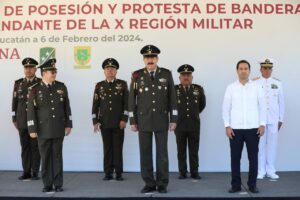 El Gobernador Mauricio Vila Dosal asiste a ceremonia de cambio de mando en la X Región Militar