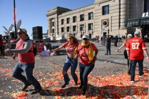 Biden llama a prohibir las armas de fuego tras el titoteo en el desfile de Kansas City Chiefs