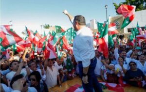Se registran Renán Barrera y Cecilia Patrón acompañados por miles de yucatecos