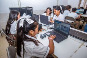 Vila Dosal impulsa educación tecnológica de vanguardia para niños y jóvenes de Yucatán