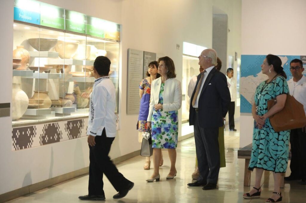 Los Reyes de Suecia finalizan su visita a Yucatán con un recorrido por el Gran Museo del Mundo Maya