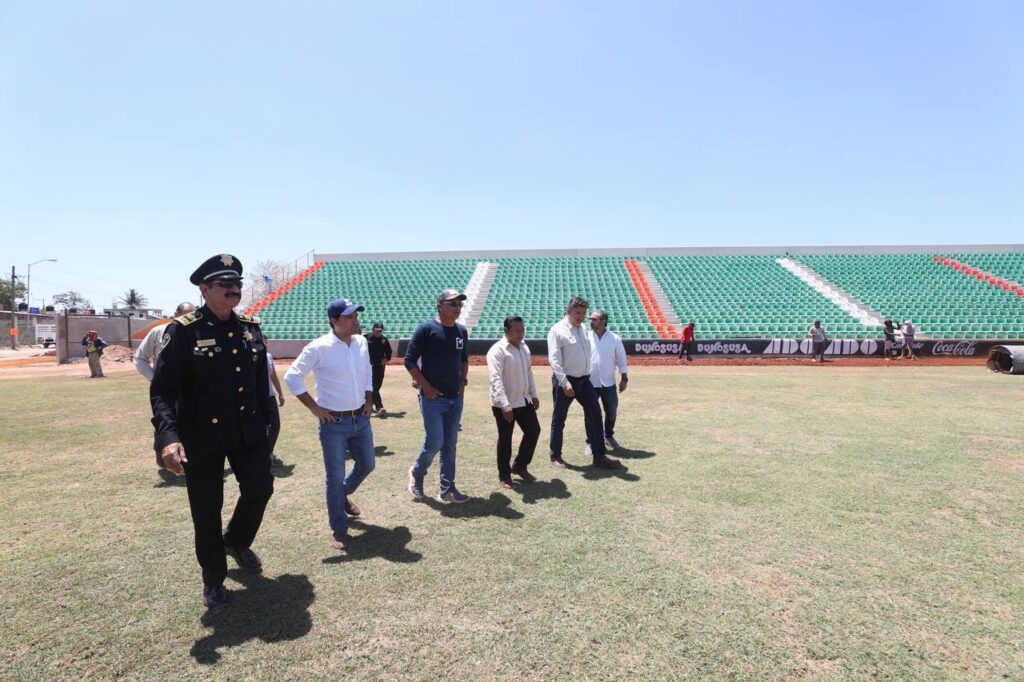 Vila Dosal visita el parque de béisbol de Kanasín, nueva casa de los Leones en la temporada 2024