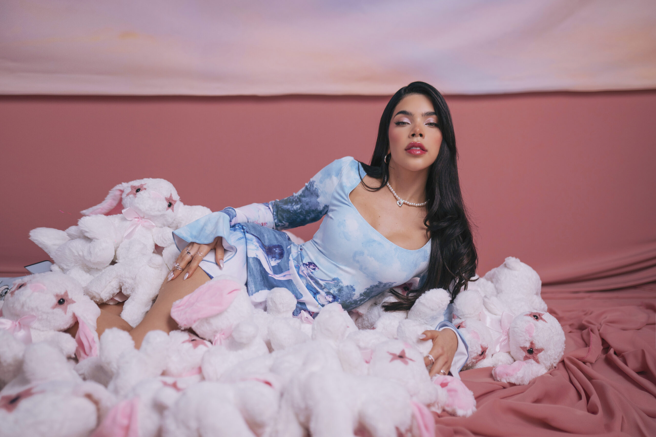 Kenia Os anda muy Kitty Cutie con su nuevo disco
