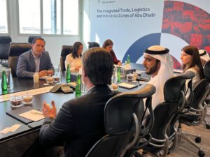 Vila visita los Emiratos Árabes Unidos para promocionar el desarrollo de Yucatán