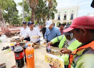 Con tacos de Chicharra, celebra Vila el Día de la Santa Cruz con albañiles