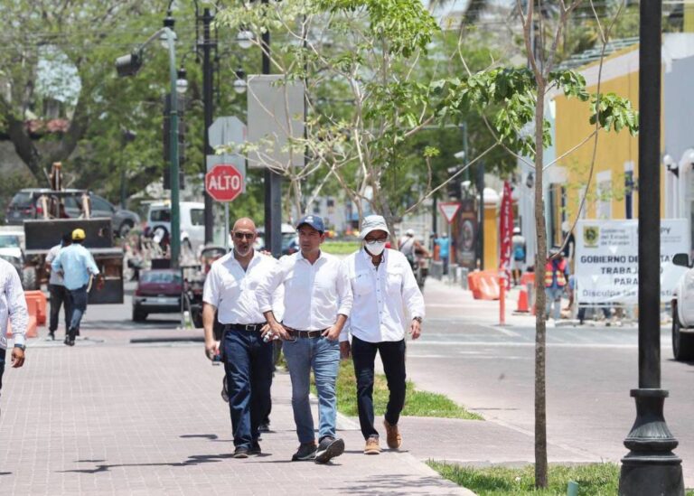 Supervisa Vila Dosal los avances de las obras del Corredor Turístico y Gastronómico sobre la calle 60 y la Plaza Grande