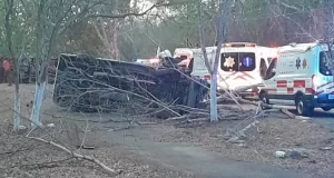 la-van-quedo-volcada-fuera-de-la-via-chumayelteabo_MASTER