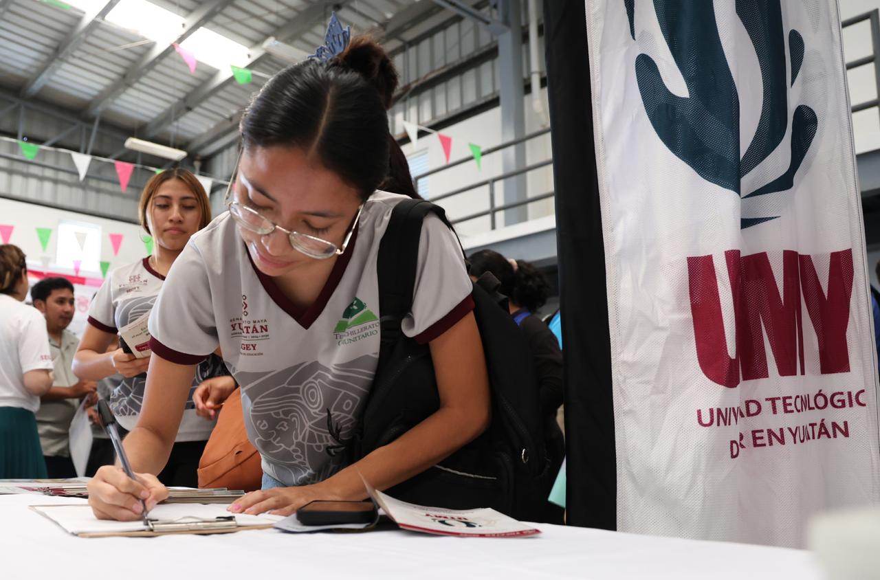 Promueven oferta académica de la Universidad Tecnológica del Mar de Yucatán entre jóvenes de Progreso