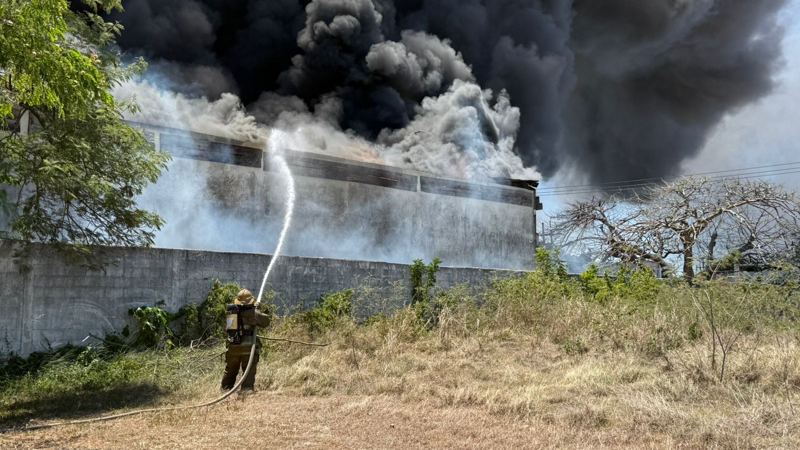 Atiende SSP incendio en bodega aparentemente abandonada de Umán