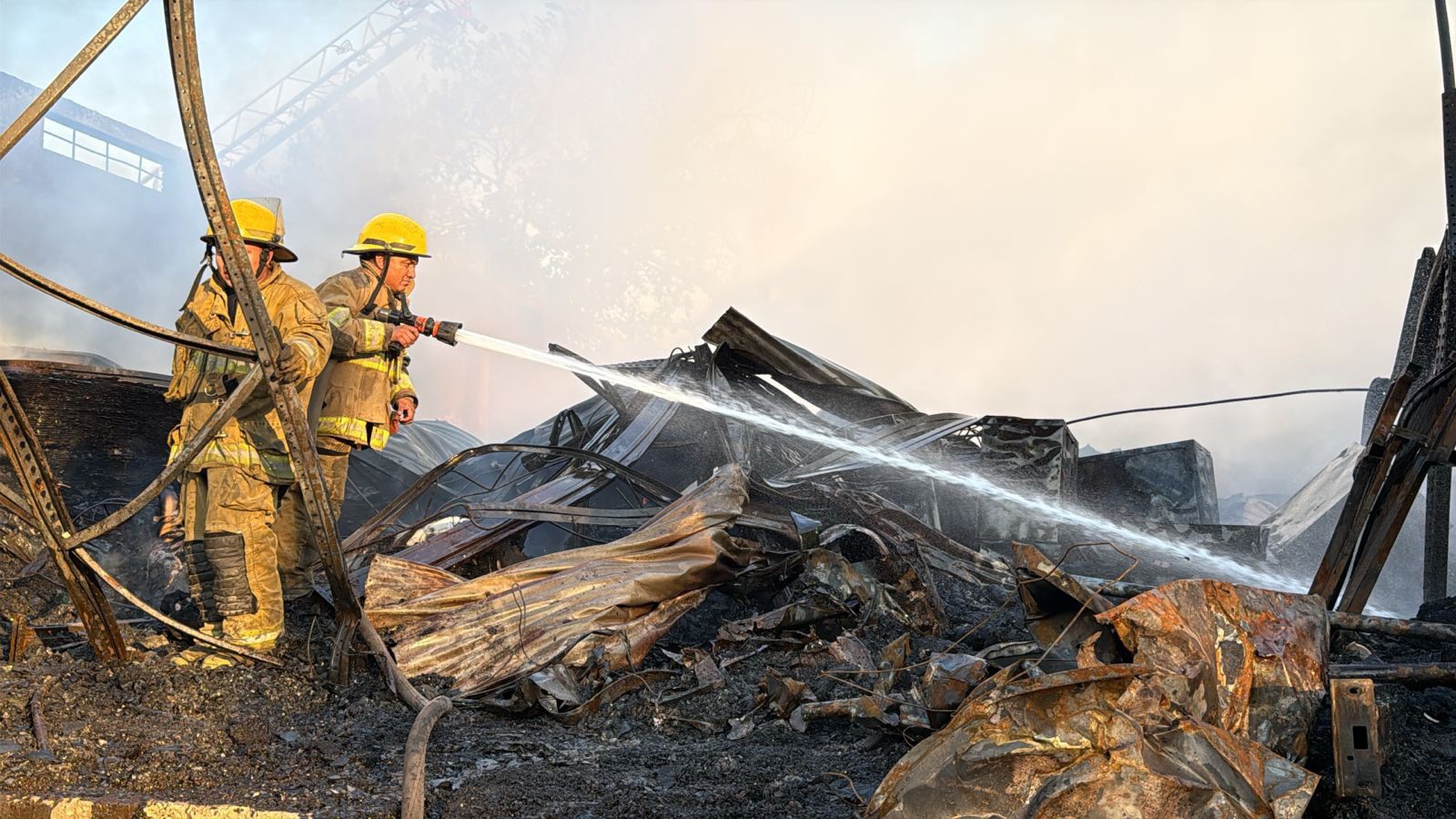Incendio en bodegas de la carretera Mérida-Umán fue sofocado tras horas de labor continua