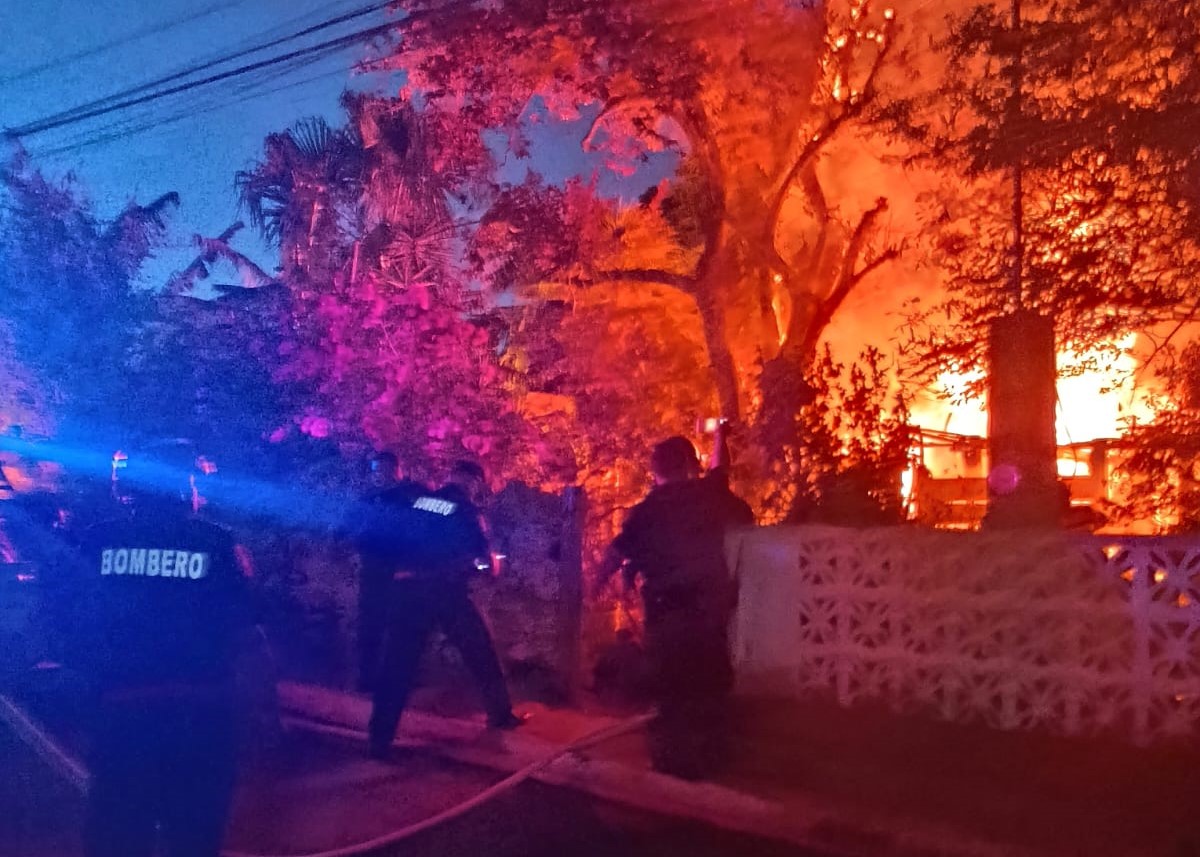 Las llamas la despiertan para poner a salvo a su familia