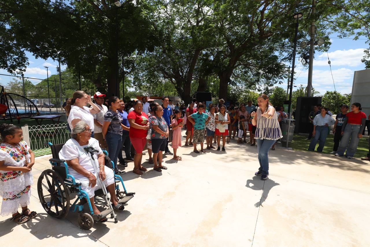 Cecilia Patrón supervisa construcción de rampas para mayor accesibilidad en parques de Mérida.