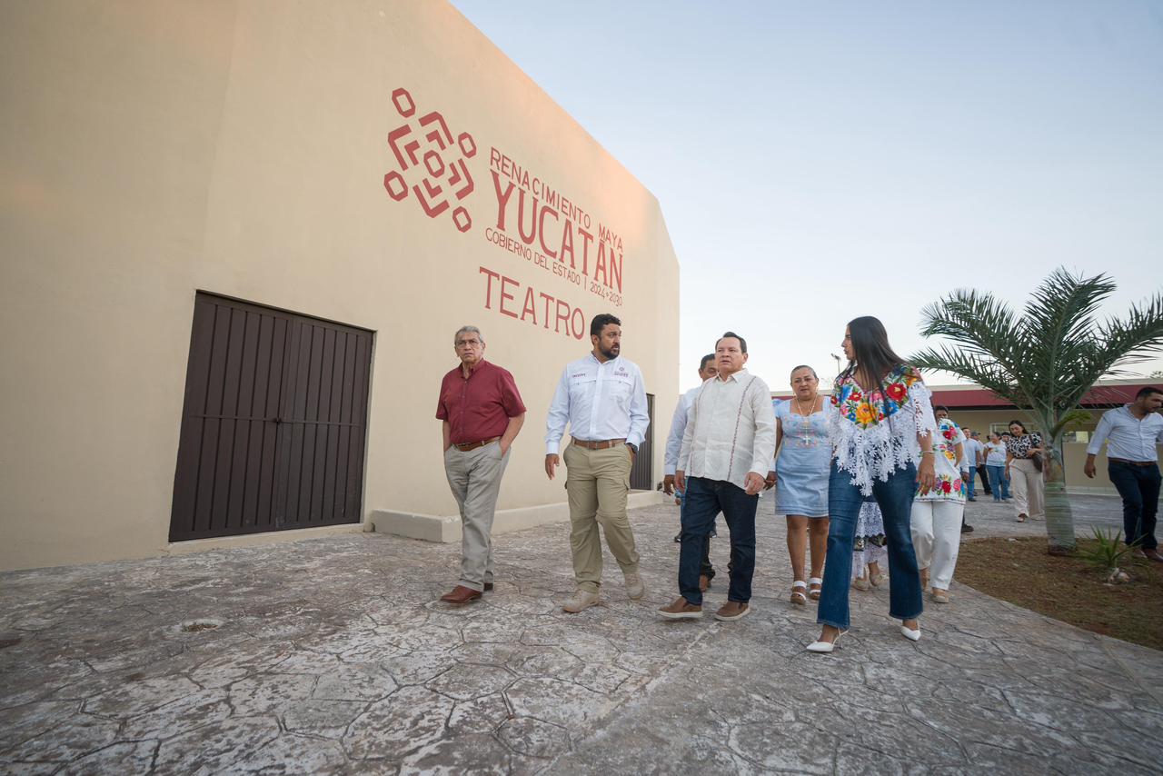 Gobernador Joaquín Díaz Mena entrega renovada Casa de la Cultura en Tekit