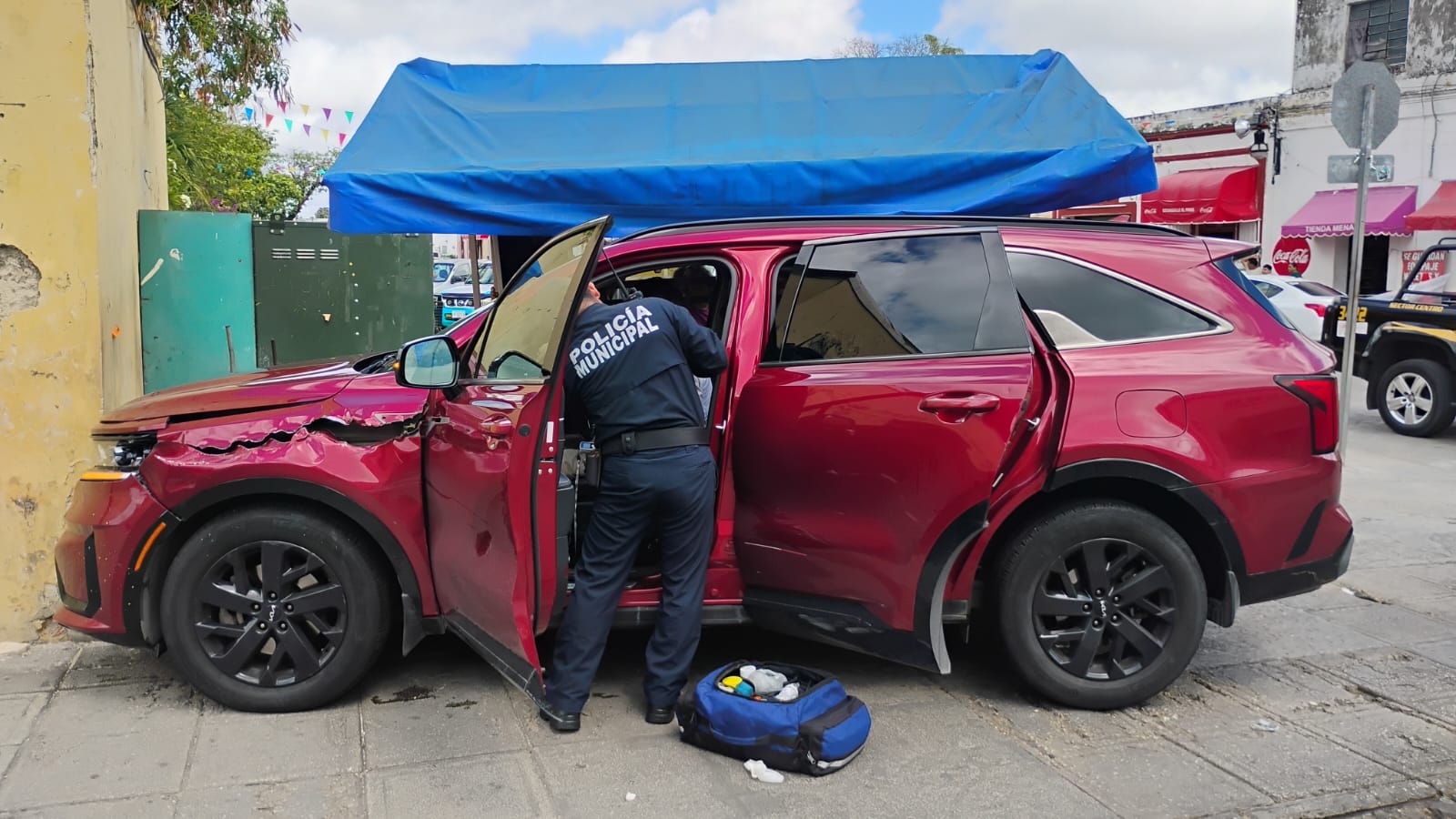 Conductor pierde el control en el centro de Mérida: embiste dos puestos de comida y choca contra la iglesia de San Juan