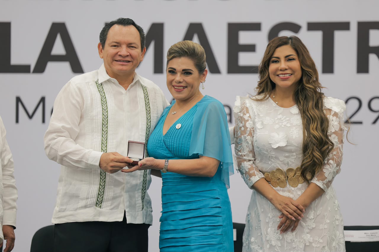 Yucatán reconoce a docentes por décadas de labor educativa