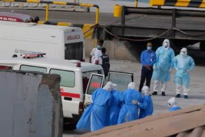 trabajadores-de-la-salud-con-equipo-de-proteccion-COHAU43K6NGS7HDZUVIEYKCNTE