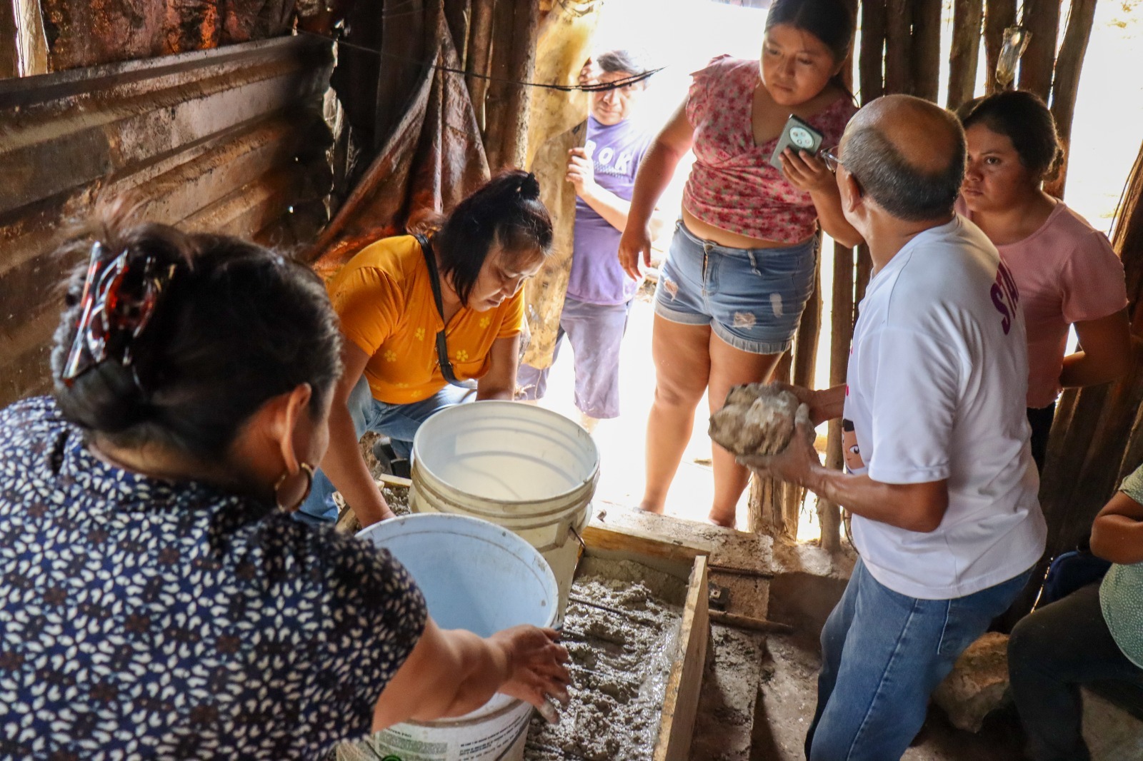 Familias de seis comunidades aprenden a construir fogones en alto
