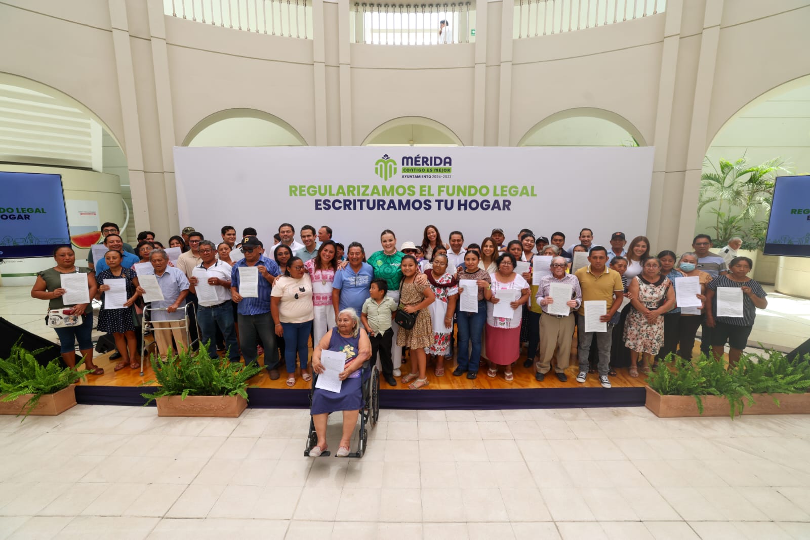 Brinda Cecilia Patrón certeza jurídica y patrimonial a familias meridanas mediante la escrituración de hogares