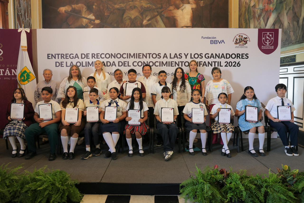 Gobernador Joaquín Díaz Mena reconoce excelencia académica de estudiantes yucatecos