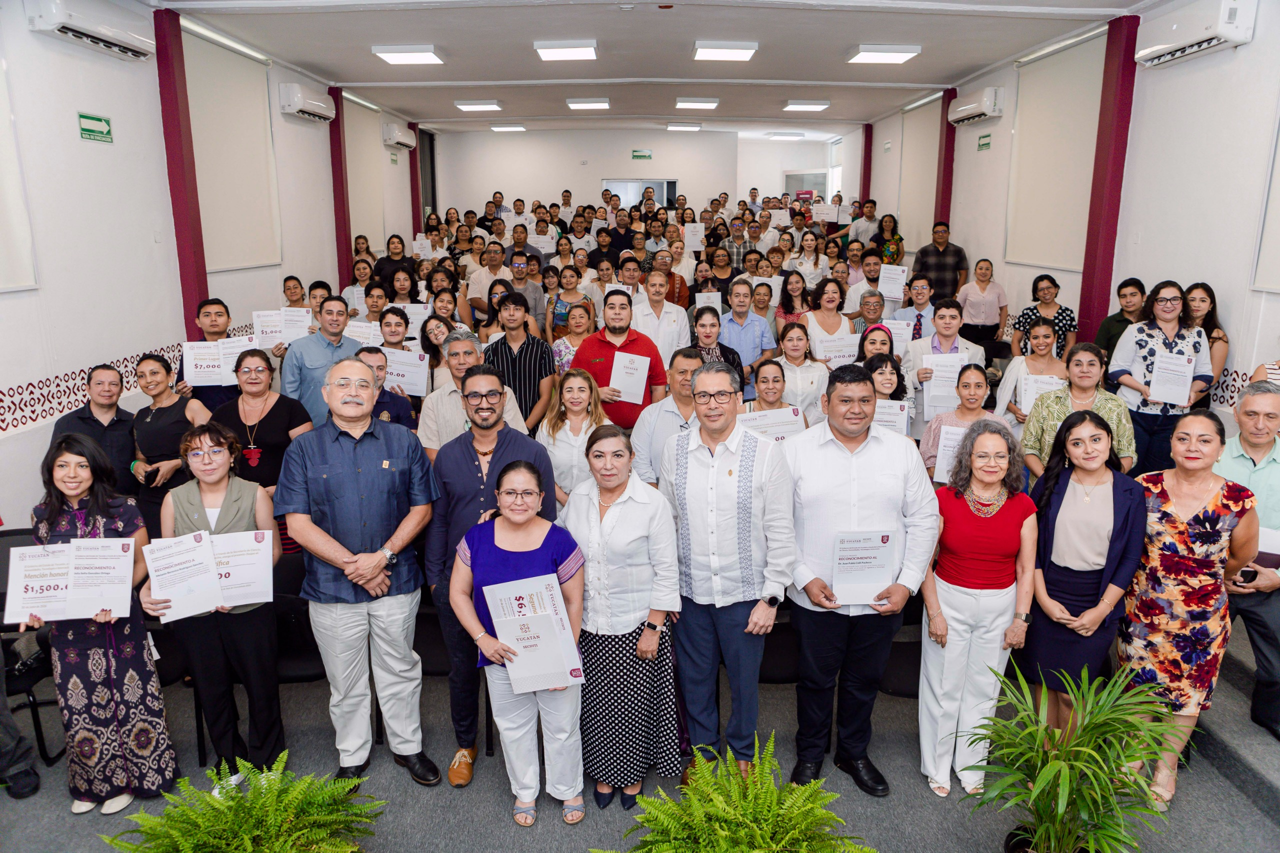 Gobierno del Renacimiento Maya reconoce talento científico de estudiantes yucatecos